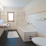 Schoenangerhof 아파트 *